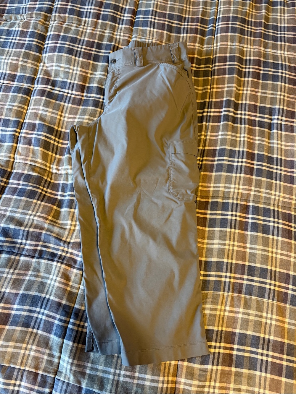 Duluth Trading Co Women's Dry on the Fly Capris. Size 16. Lead/grey color.